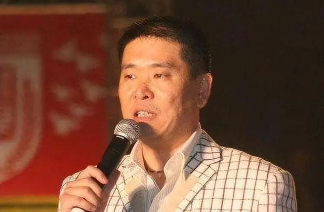前央视主持人，因一句话惹怒赵本山被辞退？如今57岁的他怎样了