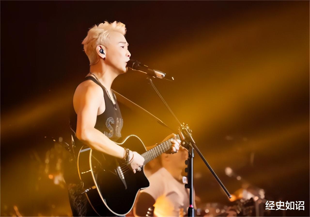 央妈出手打脸叶柯，亲自为伍佰撑腰，网友喊话黄晓明：快出来乐呵