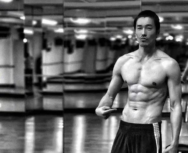 48岁陆毅和48岁陈坤都已老得“一塌糊涂”，53岁胡兵依然帅得坚挺