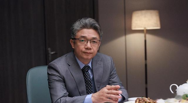 他在戏里给陈宝国做配,戏外却是北电院长,妻子也是实力派演员