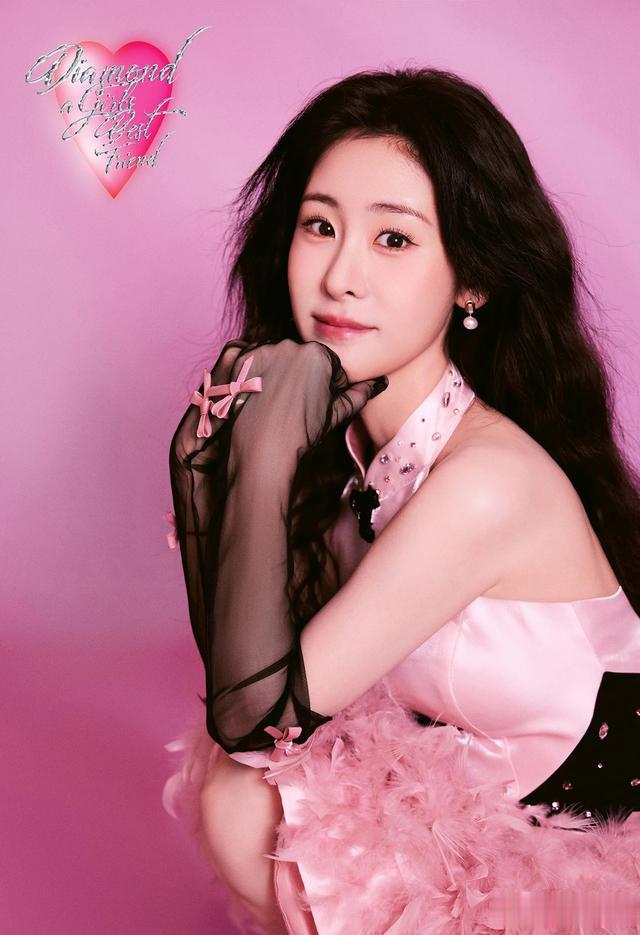 张碧晨，黑蝴蝶结点缀，灵动而温柔