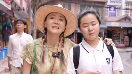 高鑫16岁女儿国外支教，嘉宝无打码正脸照曝光，长相英气更像妈妈