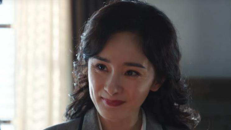 杨幂新剧彻底跑偏了！宣传特务女主穿搭时髦，收视排名都下跌了