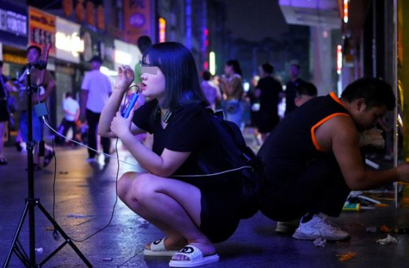 网红潘雨润晒纳税证明惹争议,数额将近一个亿,高收入让人羡慕