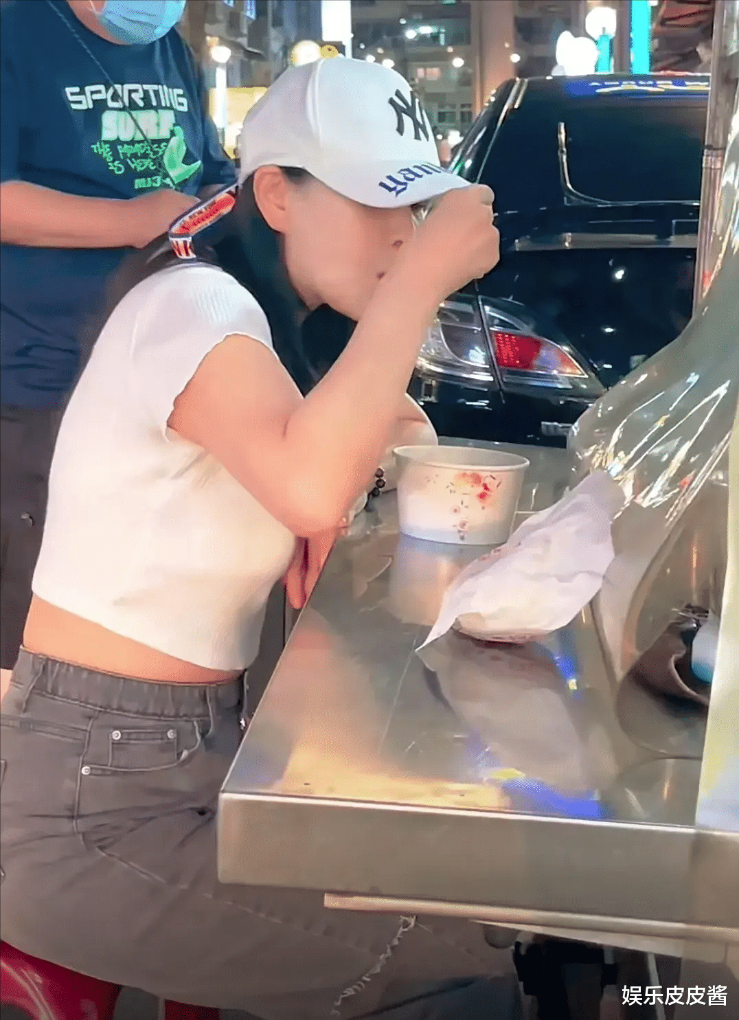 56岁伊能静带女儿回娘家!母女逛街吃路边摊,背影如同姐妹