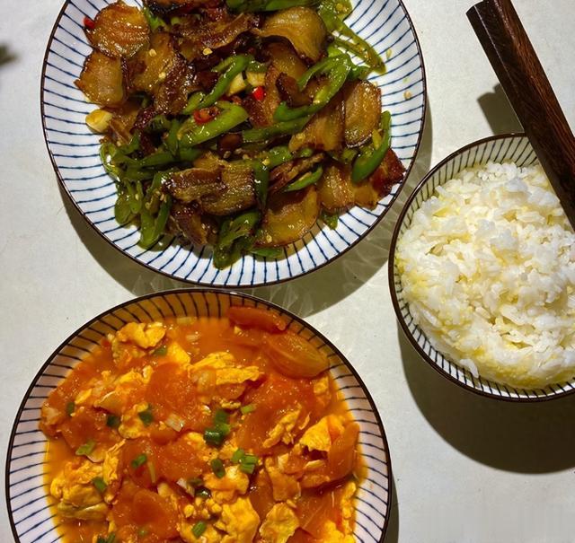 广东32岁女子晒离婚后一人食晚餐，在朋友圈火了，网友：过于真实