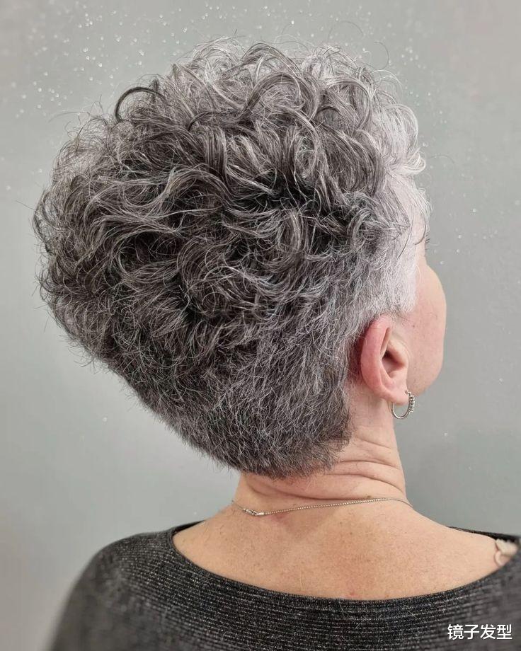 中老年女性的全头烫短发之美