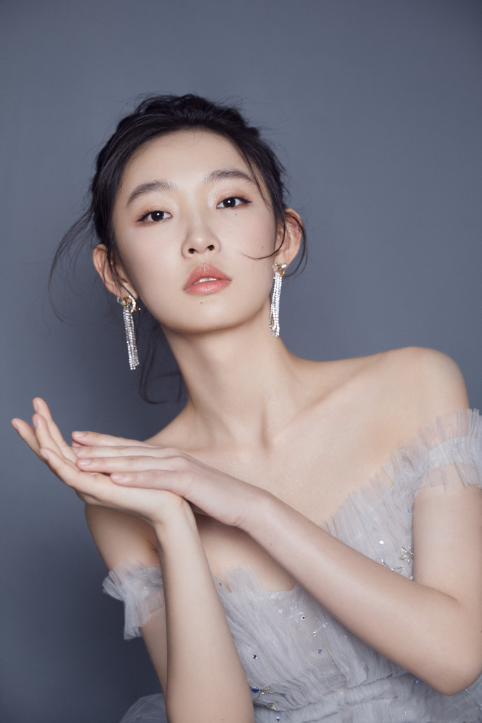 马伊琍宠着、黄渤护着，长得不漂亮却让大咖轮流作配，她啥来头？