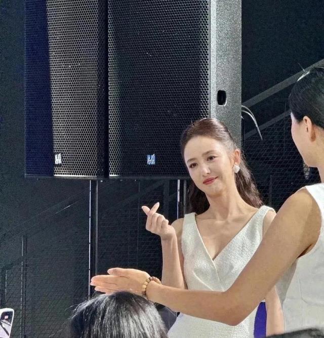 41岁佟丽娅现身车展当车模，穿小白裙看似爆瘦，实则年轻又时髦！