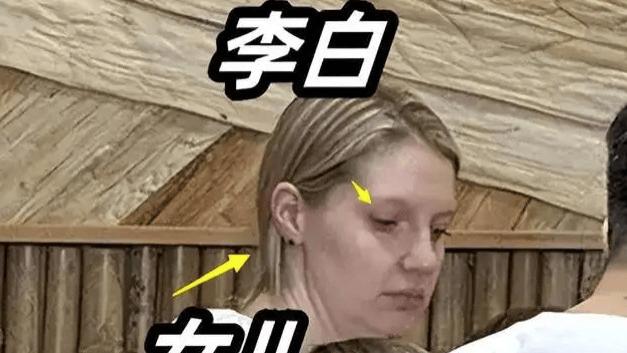 撒贝宁一家四口海南度假，李白真实容颜曝光，穿泳装露出丰腴美背