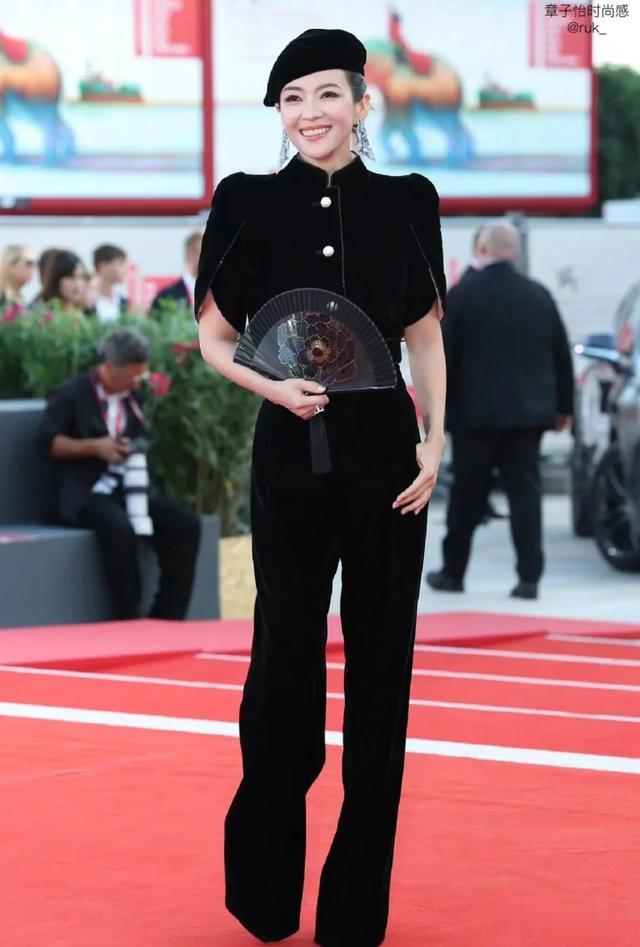 杀疯了!45岁章子怡5套顶级高奢闪耀威尼斯,生图大屏美疯不愧巨星