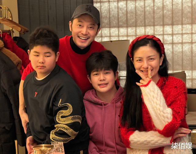 47岁沙溢录完春晚陪妻儿泰国度假,瘦太快好显老,生活中真严肃