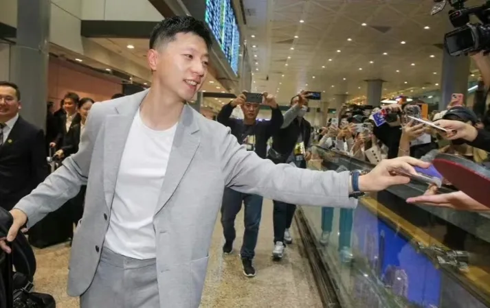 马龙收台湾女生明信片后互相拉钩