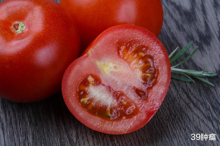 山东一49岁男子天天吃西红柿，坚持一年后，结果让医生都羡慕不已