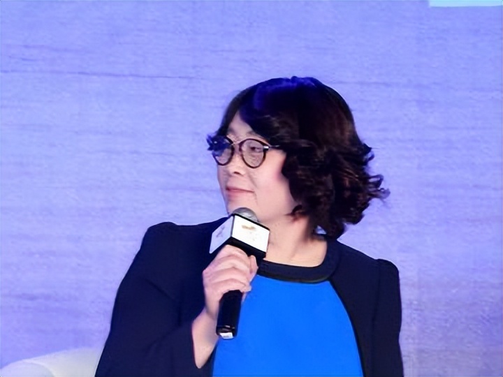 59岁央视主持张越现状:鼻孔外翻身形暴瘦,与土狗为伴,不敢认