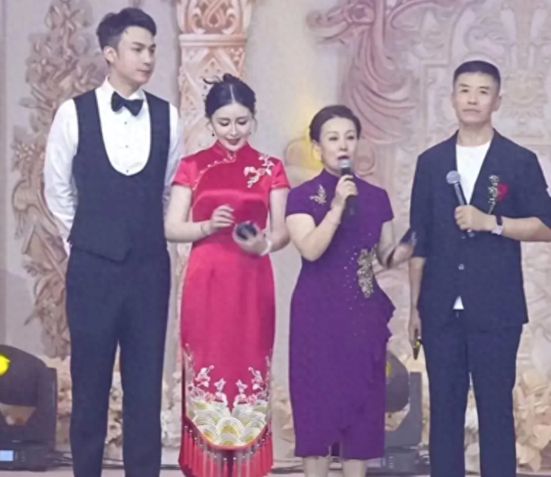 关小平女儿大婚,亲家公身份高贵不便出席,亲家母戴墨镜上台致辞