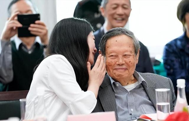 杨振宁的“长寿秘诀”：最核心的并不是多运动、喝水，而是这4点