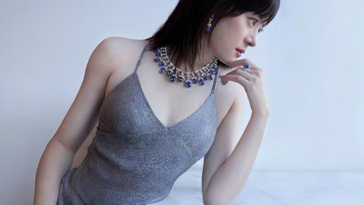 孙俪时尚大片生图，蓄了长发气质大变，网友辣评：终于告别微商发型了