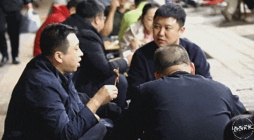 一路从路边摊追着吃到店里，老板说，啥稀奇就烤啥