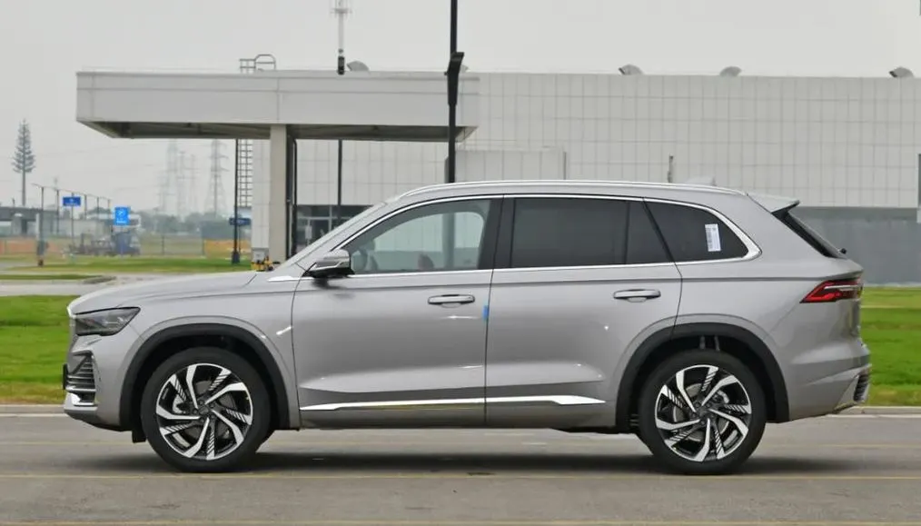 12万起，标配2.0T、238马力，这个国产车，比奔驰还漂亮