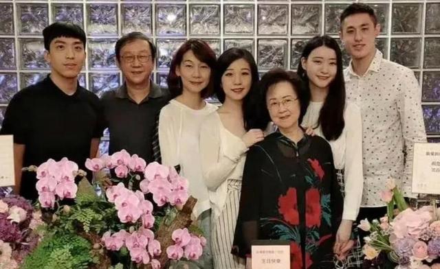 现在才发现:原来当年的《还珠格格》，是琼瑶阿姨一大家子的杰作