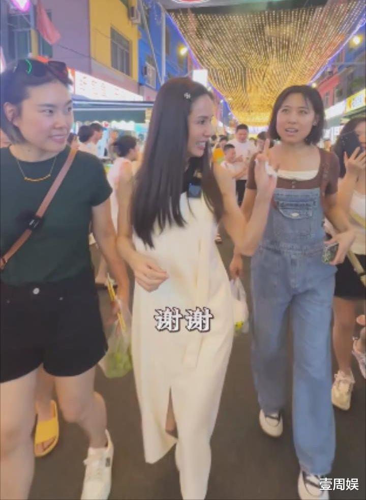 58岁李若彤打卡成都夜市,被辣到怀疑人生,大叔对她唱情歌!