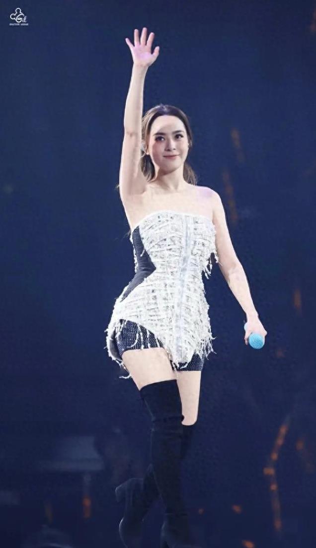 钟欣潼过膝长靴玉照大赏来了，网友：现在的阿娇已经没有神秘感了