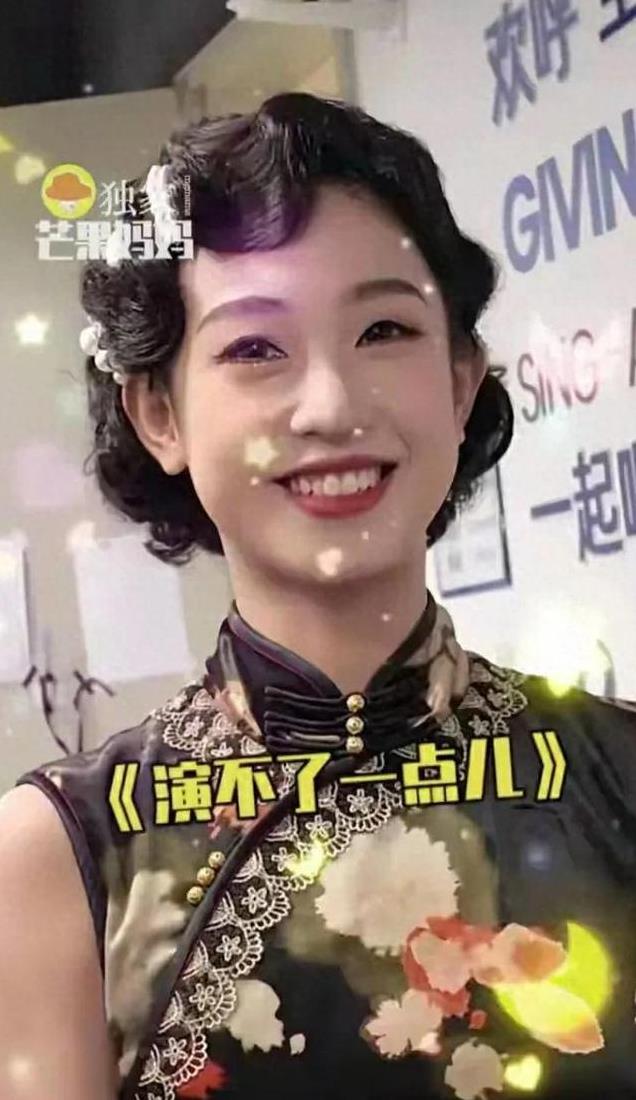 刘德华御用舞伴赖文慧买咖啡被偶遇，走路外八字，头发少很普通