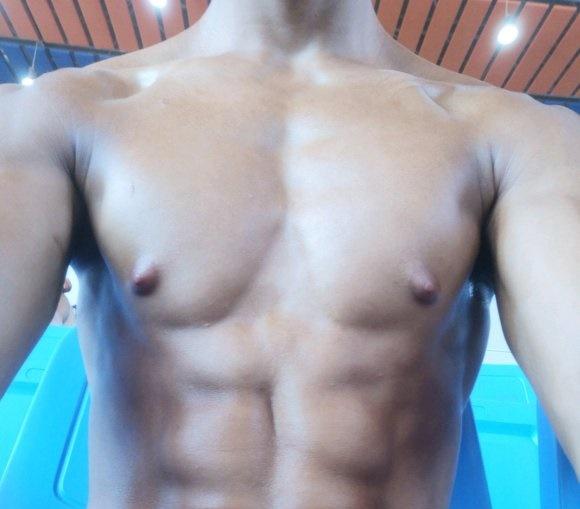 自信的“破碎”——健身爱好者如何应对胸部异常凸起？