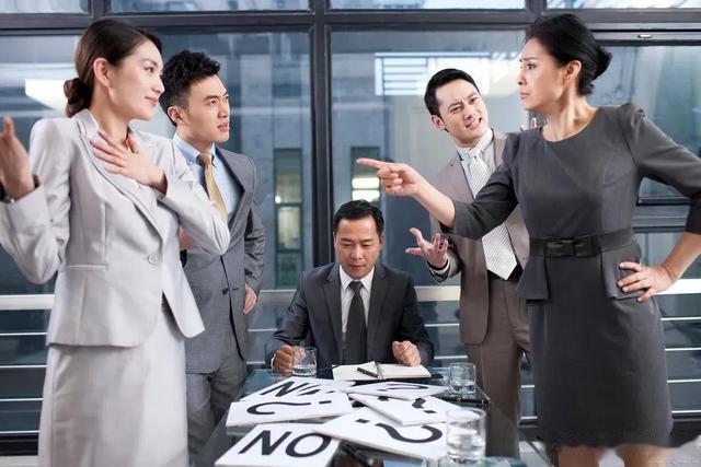 同事让你代他向领导请假，应该怎么处理？