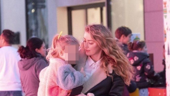 艾梅柏官宣二胎后 首次携女儿现身 小乌娜半马尾十分可爱