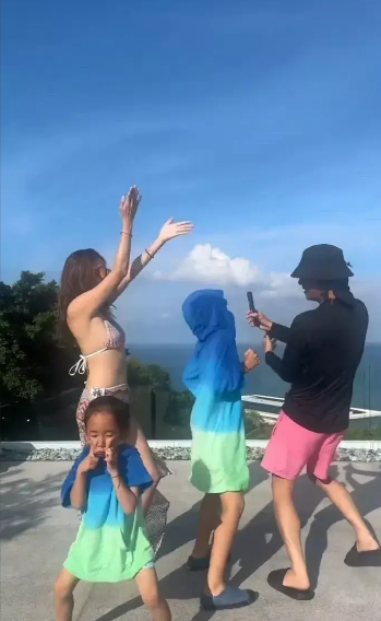 陈小春一家海边游玩,应采儿穿泳装身材抢镜,两儿子被晒得黢黑