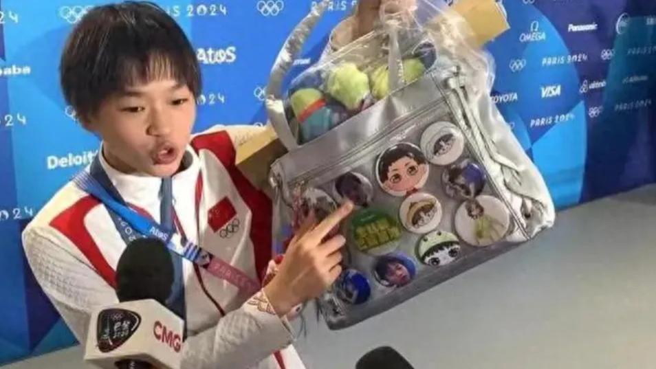 看到全红婵喝饮料吃零食，对着镜头炫耀包包和美甲，这才是17岁女孩的正常生活啊！