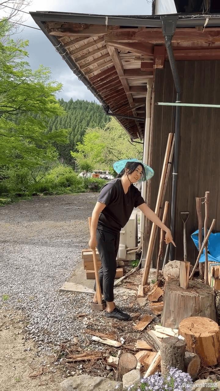 49岁蒙嘉慧近照曝光,复出工作略显老态,眉眼耷拉网友表示不敢认