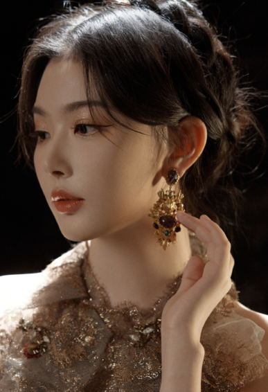 孔雪儿礼服亮相,优雅大方,女人味十足!