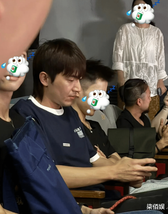 林更新现身上戏开学典礼,被校友肆无忌惮拍摄,表情又乖又无奈