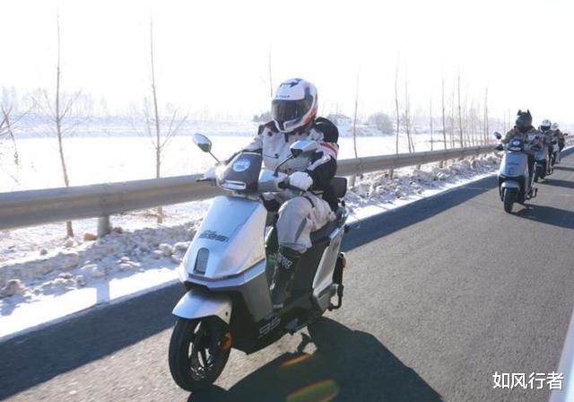 爱玛、绿源发布新款电动摩托车，最高时速64Km/h，最大续航240里