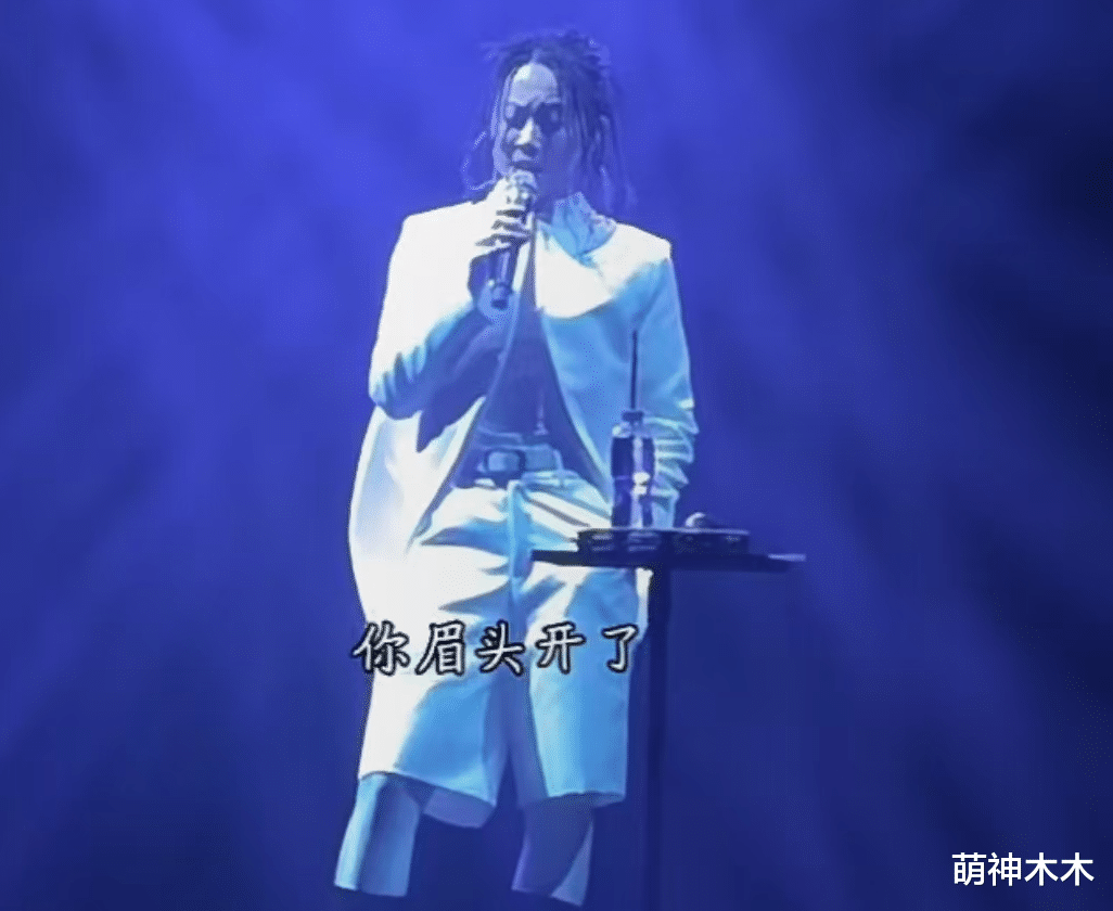 55岁王菲看女儿演唱会,面部浮肿撞脸刘嘉玲,害羞躲镜头不抢风头