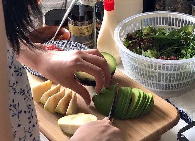 42岁上海未婚女子,在网上晒出自己一人的晚餐,网友:真潇洒!