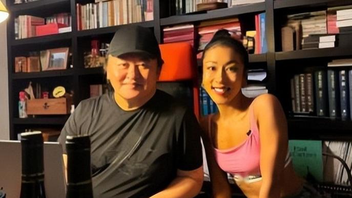 刘欢夫妇家宴罕见曝光：10几人喝酒唱歌，吉克隽逸穿衣暴露引争议