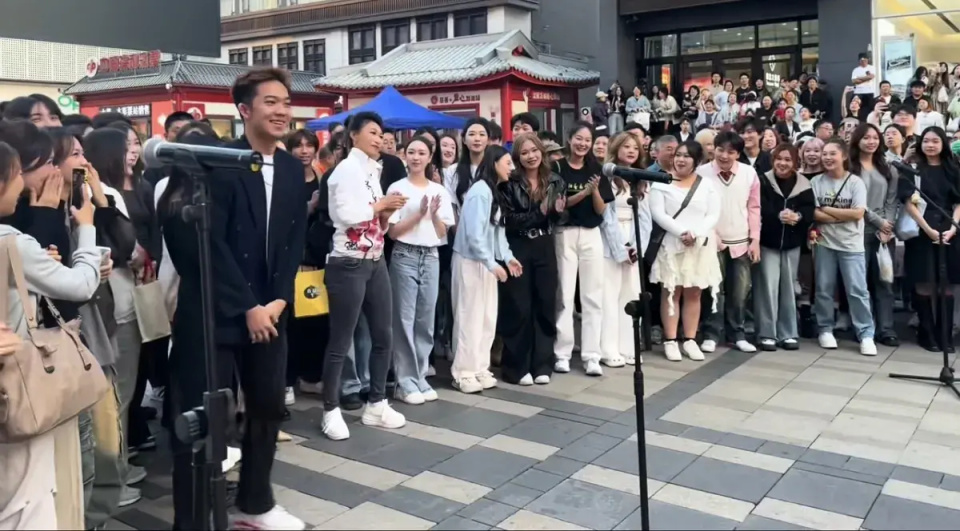 央视主持人李梓萌在沈阳音乐学院玩起了交谊舞, 这风采绝了