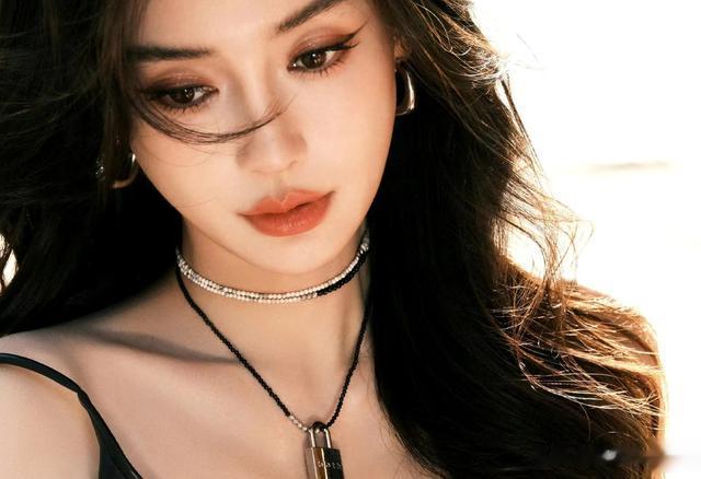 Angelababy最新近照曝光,参加红蜻蜓活动,生图堪比22岁少女!