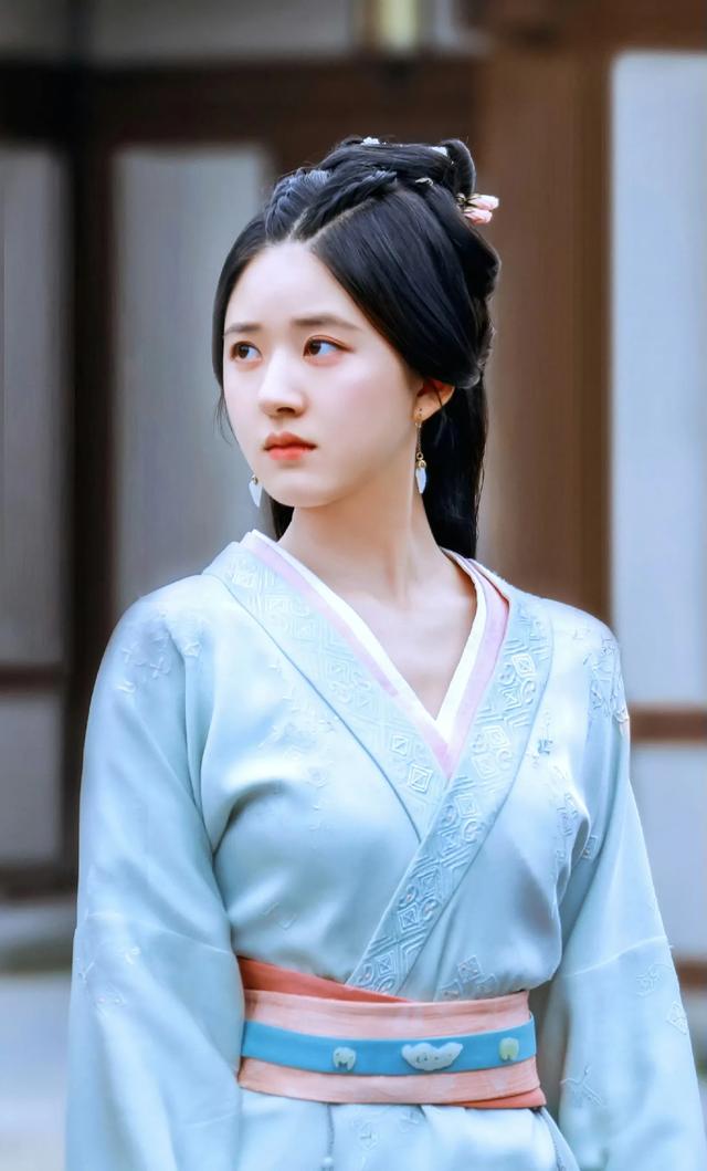 爆料称赵露思14号吸氧拍戏、18号坐轮椅出工，身体严重透支