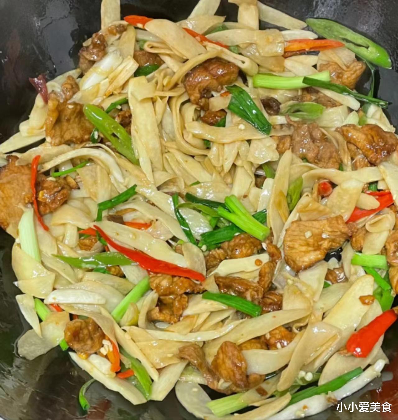 炒菜时,有人先放盐,有人后放盐,大厨:顺序错了,教你美味秘诀