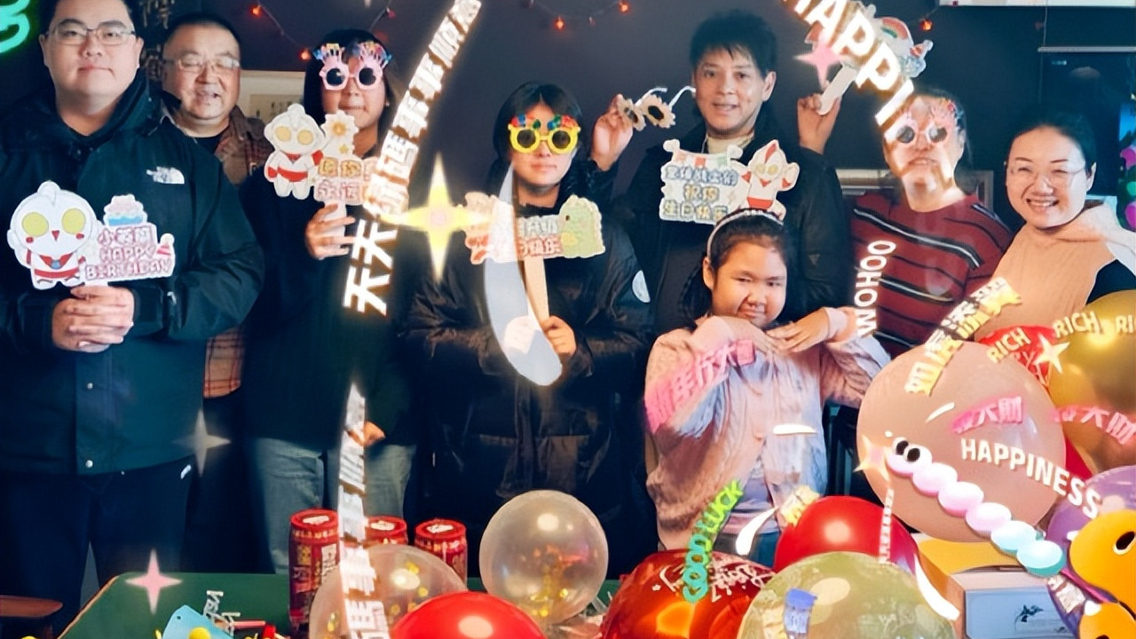 “大眼仔”莫少聪迎62岁生日，晒8人大合照庆生，莫芷嫣容貌出众