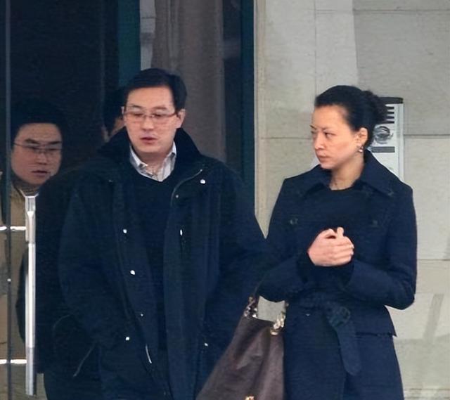 从“央视一姐”到“销声匿迹”,51岁的董卿,如今也算是塌房了?