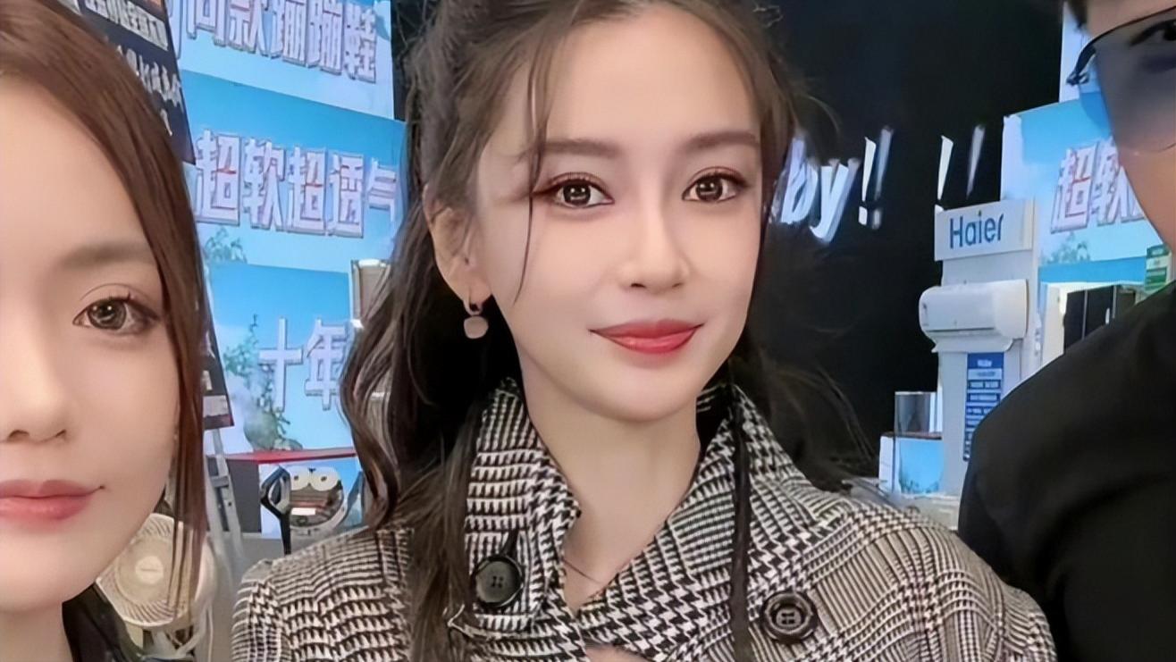 落毛的凤凰不如鸡，这一次，黄晓明也救不了“自甘堕落”的杨颖了