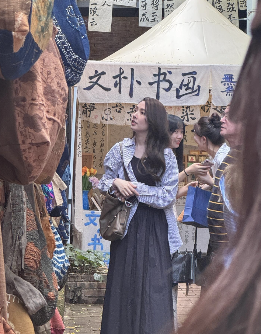 郭碧婷携爸爸在大理被偶遇，试戴路边廉价首饰，吃路边摊好接地气