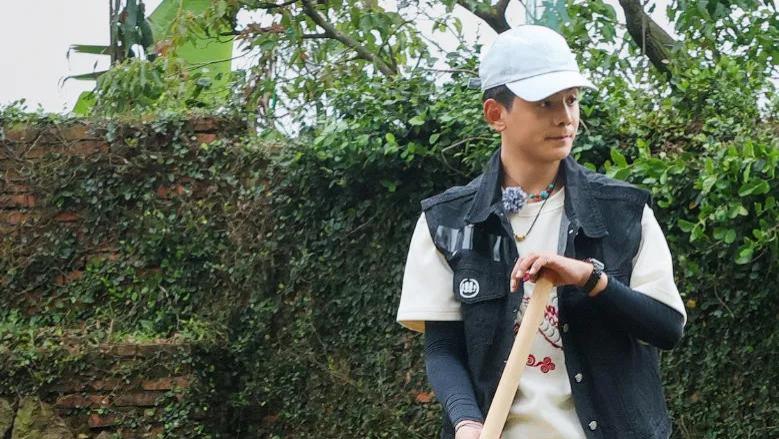 丁真上综艺被欺负！明星嘉宾抱团哄他多干活，面对镜头毫不掩饰