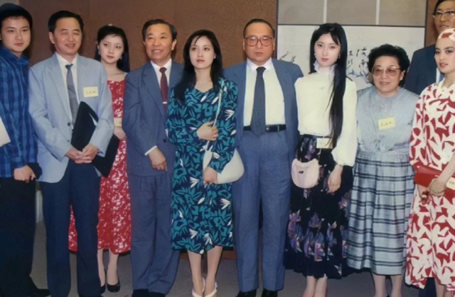 看到陈晓旭1987年香港宴会照,才知林黛玉的妆造,限制了她的美貌